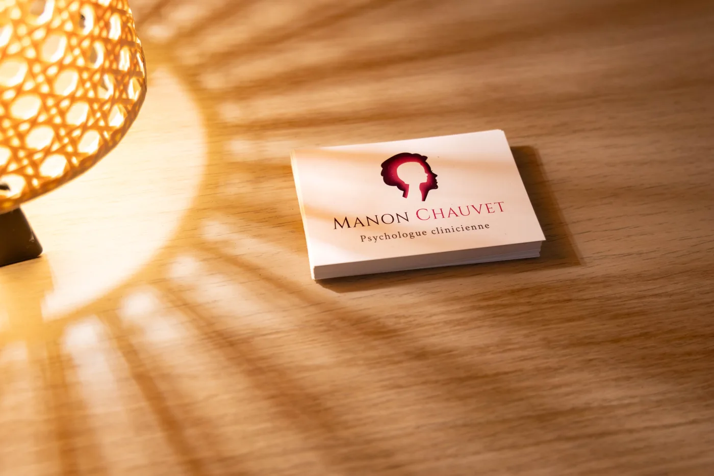 Cartes de visite de Manon Chauvet posées sur la table du cabinet